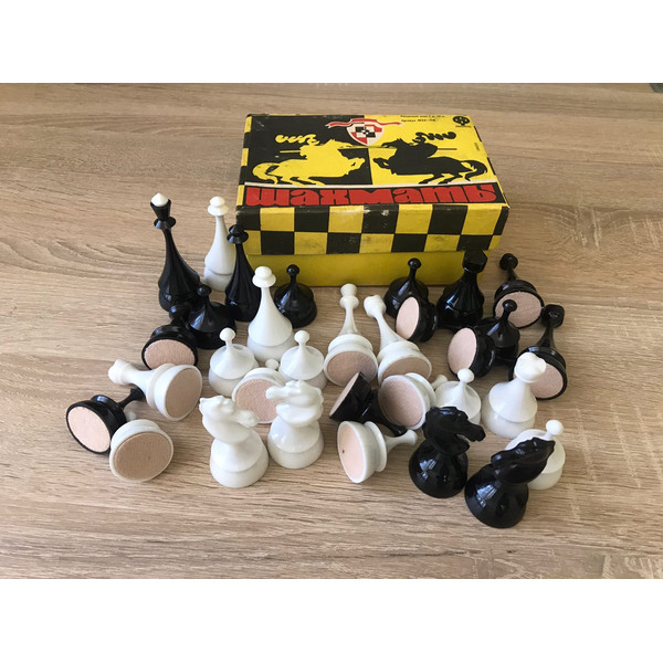 plastic_chessmen_box6.jpg