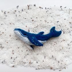Neddle felted brooch whale , blue whale , felted whale 8 cm