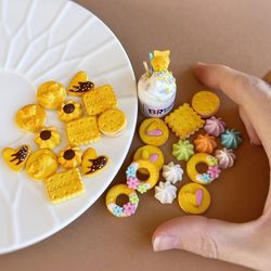 A miniature set of assorted cookies 1:6
