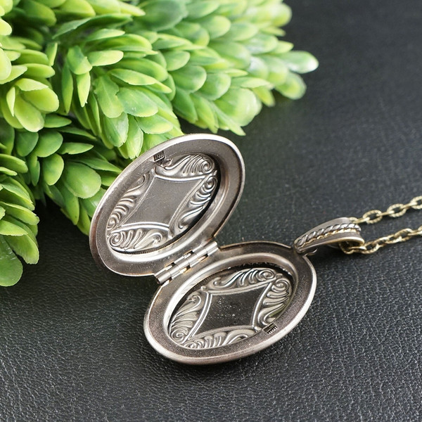 oval-brass-bronze-photo-locket-keepsake-pendant-necklace-secret-wish-keeper-box-jewelry