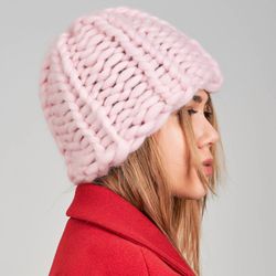 Hat made of merino yarn. Light pink color