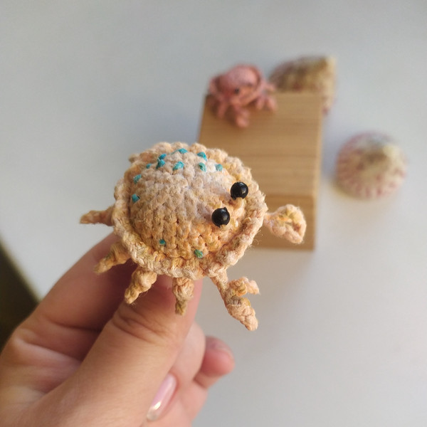 tiny crab brooch crochet pattern 1.jpg