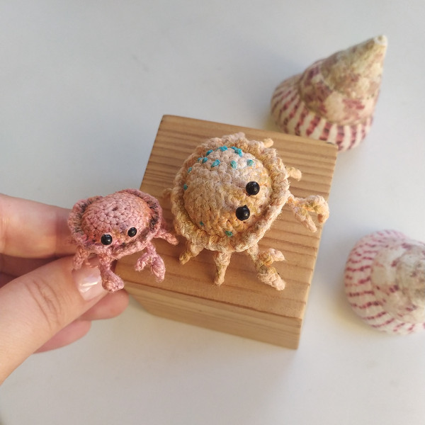 tiny crab brooch crochet pattern 5.jpg