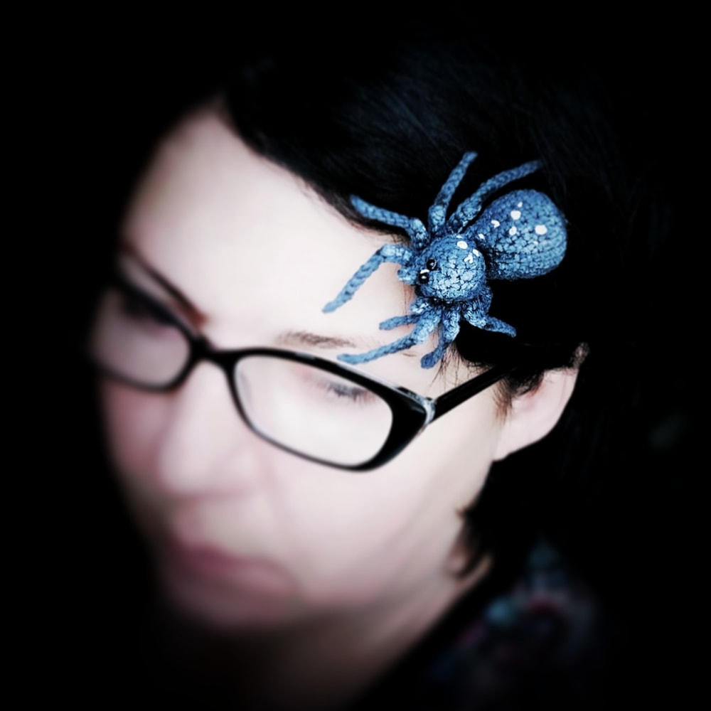 tiny spider brooch toy crochet pattern2.jpg