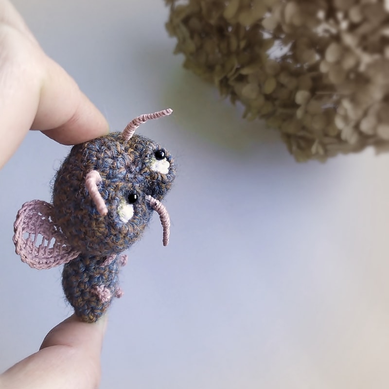 tiny fly crochet pattern2.jpg