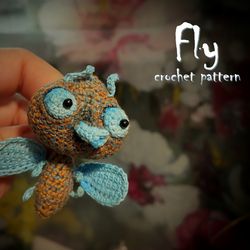 Fly brooch crochet pattern, amigurumi toy pattern, crochet DIY, crochet tutorial, how to crochet, bug crochet guide