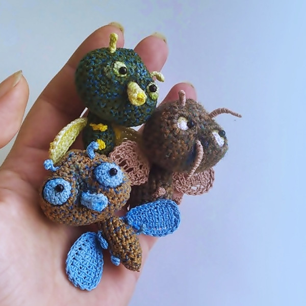 tiny fly toy brooch crochet pattern 4.jpg