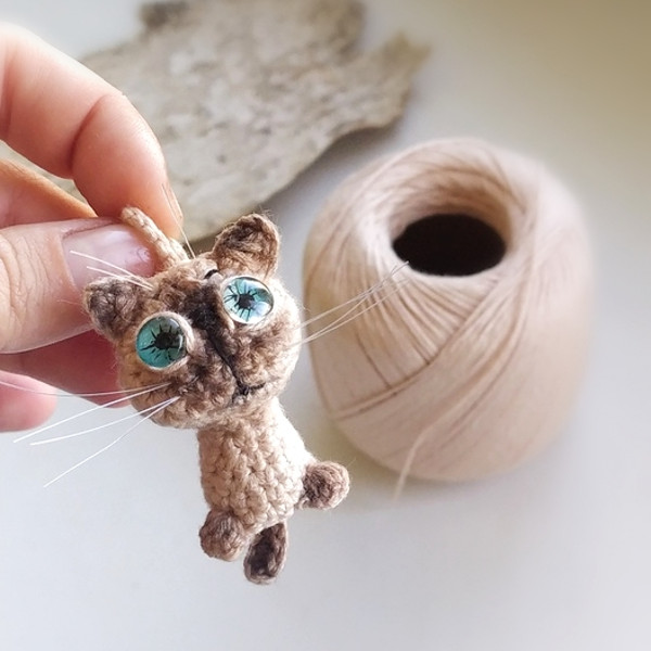 tiny cat kitty kitten brooch crochet pattern 3.jpg