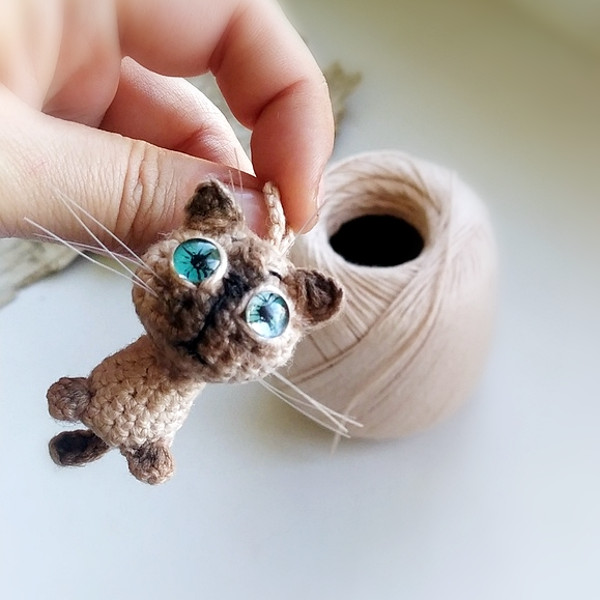 tiny cat kitty kitten brooch crochet pattern 2.jpg