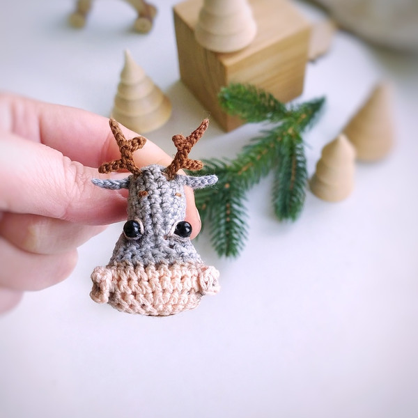 christmas deer brooch crochet pattern2.jpg