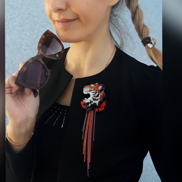 Tiger brooch, Animal accessory on the jacket