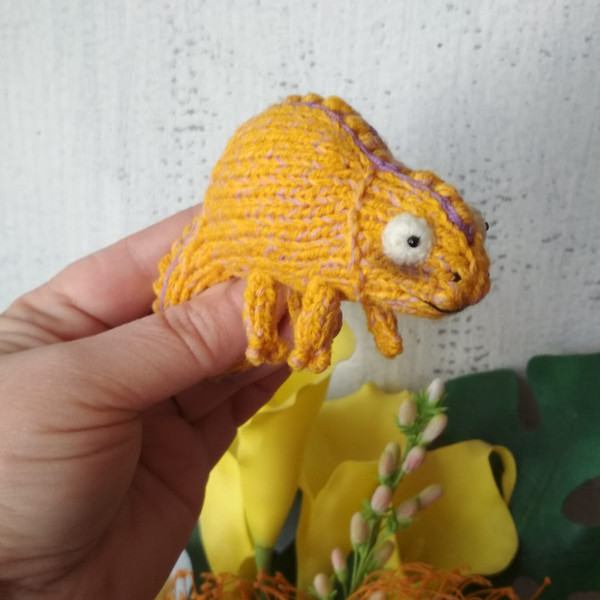 Chameleon toy brooch knitting pattern2.jpg