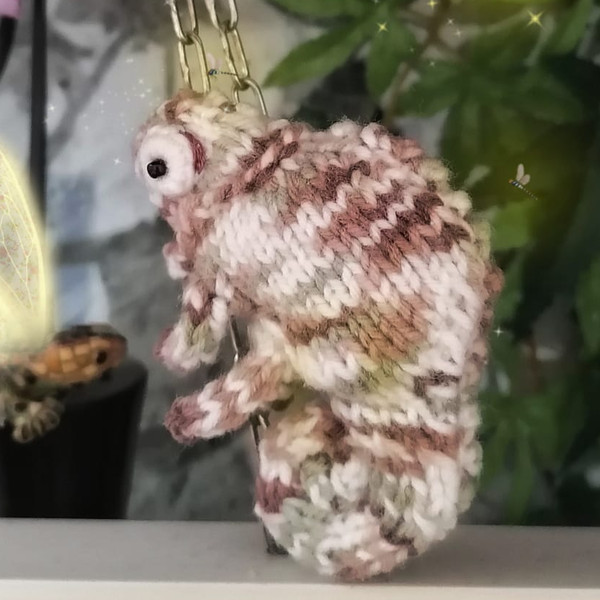 Chameleon toy brooch knitting pattern3.jpg
