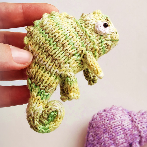 Chameleon toy brooch knitting pattern4.jpg