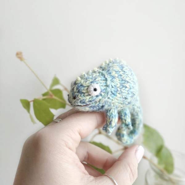 Chameleon toy brooch knitting pattern7.jpg