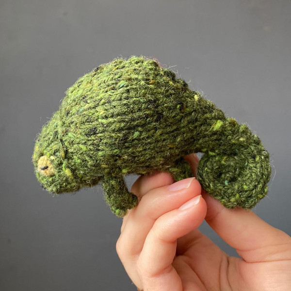 Chameleon toy brooch knitting pattern8.jpg