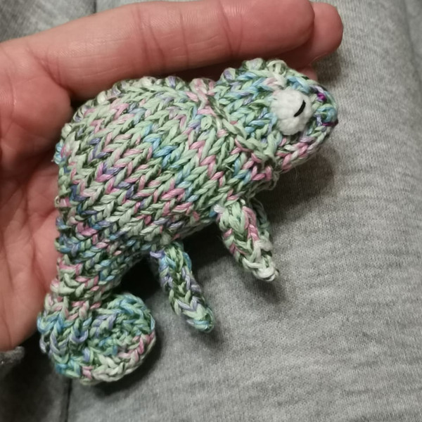 Chameleon toy brooch knitting pattern12.jpg