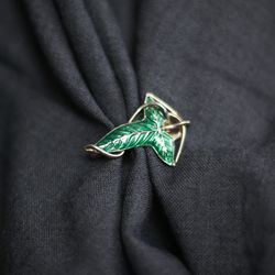 Lorien leaf brooch with green enamel. Handcrafted Elvish jewelry. Fellowship of the Ring symbol. Lord of the ring. Elf