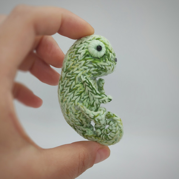 Chameleon Brooch Knitting Pattern, cute toy knitting pattern, green chameleon pattern, brooch tutorial, knitting guide 2.jpeg