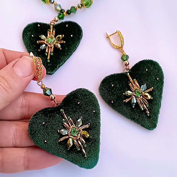Emerald-gold-beaded-earrings-hearts-handmade.jpg