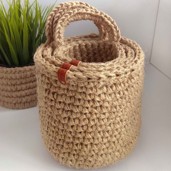 hanging crochet basket 3 4.jpg