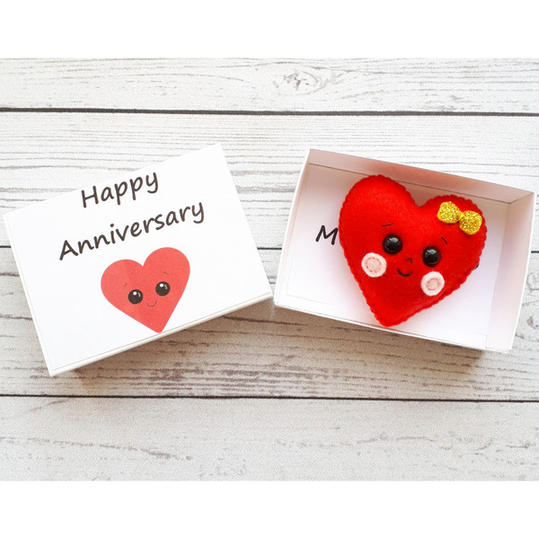 Red-heart-pocket-hug-anniversary-gift