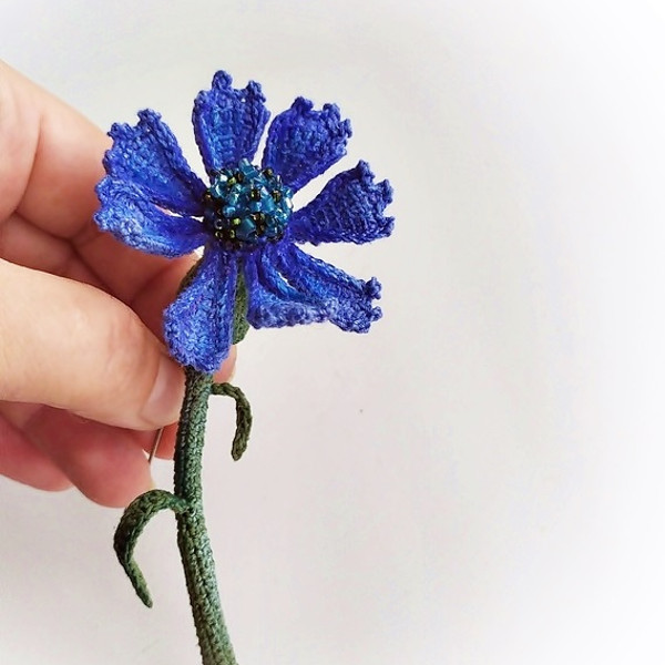 Knapweed flower crochet pattern, crochet brooch pattern, cute realistic flower, amigurumi miniature crochet tutorial 2.jpg
