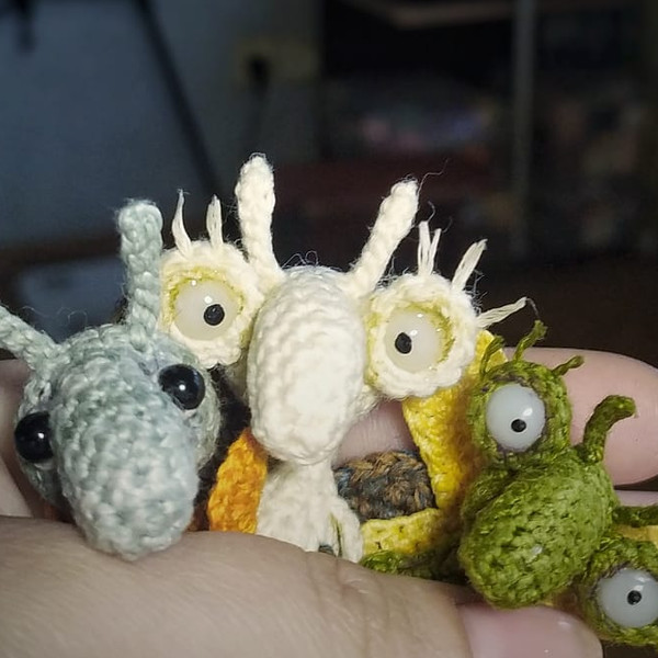 Tiny Bug crochet brooch, funny fly crochet toy, amigurumi brooch, crochet miniature, clothing decor, cute toy pattern5.jpg