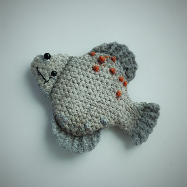 Flounder Fish crochet pattern, cute brooch crochet pattern, amigurumi fish DIY, kids badge tutorial, cute crochet toy 3.jpeg