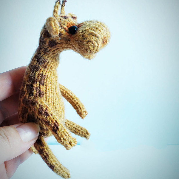 Giraffe toy knitting pattern, cute animal pattern, cute knitted toy, amigurumi knitting pattern, plush staffed toy guide 10.jpg