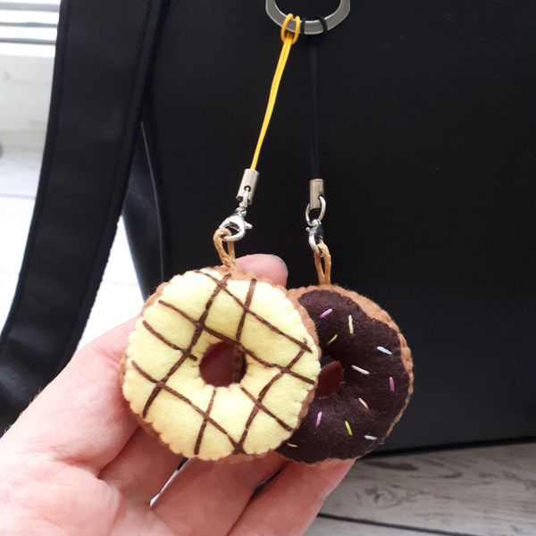 Small-donuts-keychain-charm