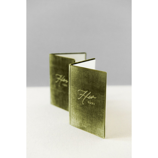 Bark-and-Berry-Moss-vintage-velvet-wedding-embossed-monogram-vows-folder-book-001.jpg