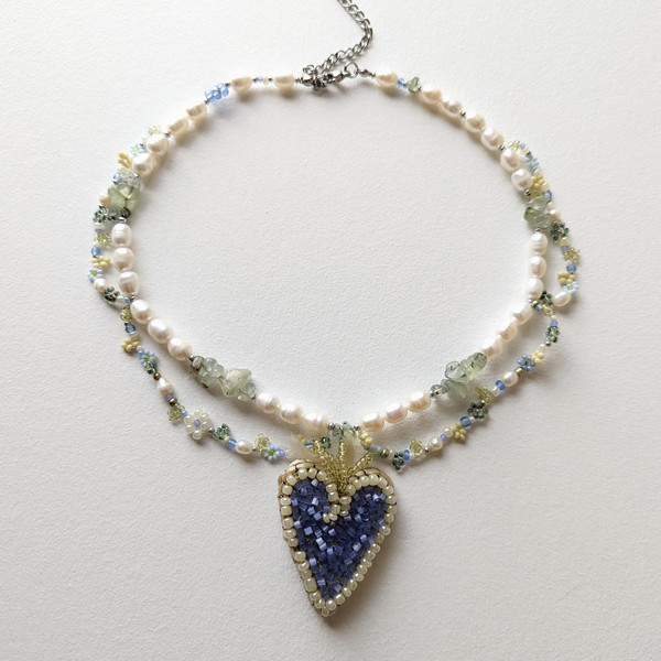 Pearl-necklace-with-large-heart.jpg