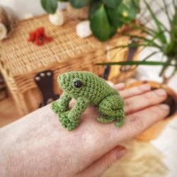 Small tree frog toy crochet green. Realistic frog. Miniature tree frog toy for gift. Small Figurine Wildlife Decor