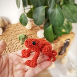 Small tree frog toy crochet orange. Realistic frog. Miniature tree frog toy for gift. Small Figurine Wildlife Decor