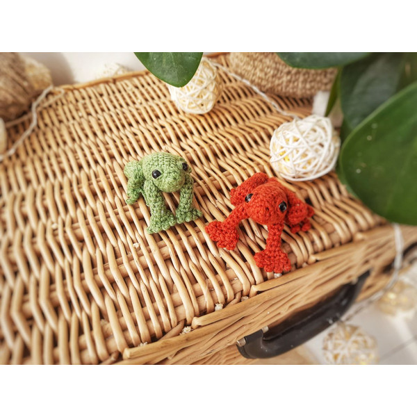 Miniature tree frogs toys orange and green.jpg