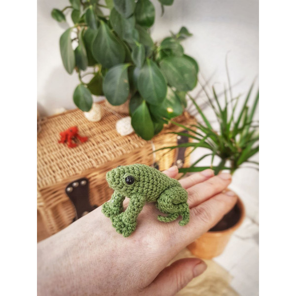 Miniature tree green frog toy.jpg