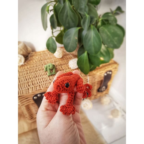 Small tree frog toy crochet orange. Realistic frog. Miniatur - Inspire ...