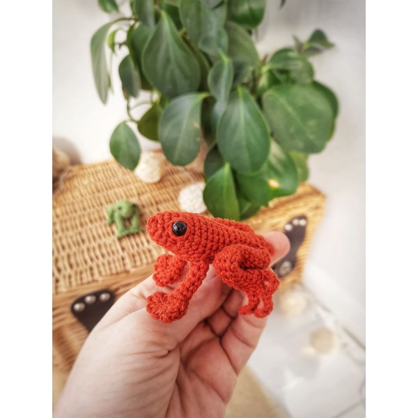 Small tree frog toy crochet orange. Realistic frog. Miniatur | Inspire ...