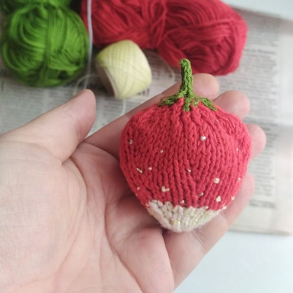 Strawberry knitting pattern, red berry pattern, knitted berry, tutorial, knitting decor, amigurumi brooch, cute toy diy 2.jpg