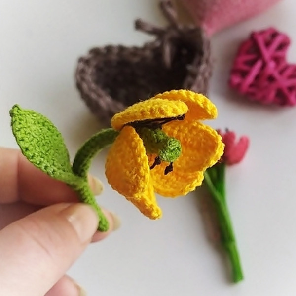 Tulip Crochet Pattern, flower pattern, mother's day, realistic flower, amigurumi pattern, tutorial, crochet brooch DIY 7.jpg
