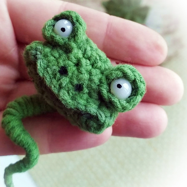 Tapdole brooch crochet pattern, cute crochet frog, amigurumi brooch pattern, small pin for kids, funny keychain guide 2.jpg