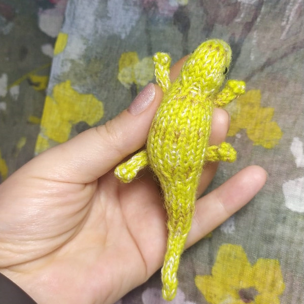 Lizard toy knitting pattern, cute amigurumi brooch, reptile animal, realistic animal pattern, knitting tutorial, badge  4.jpg