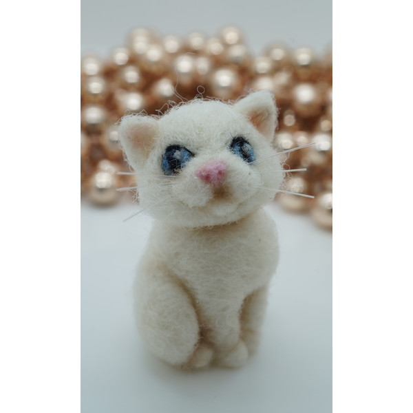tiny-white-cat-gift