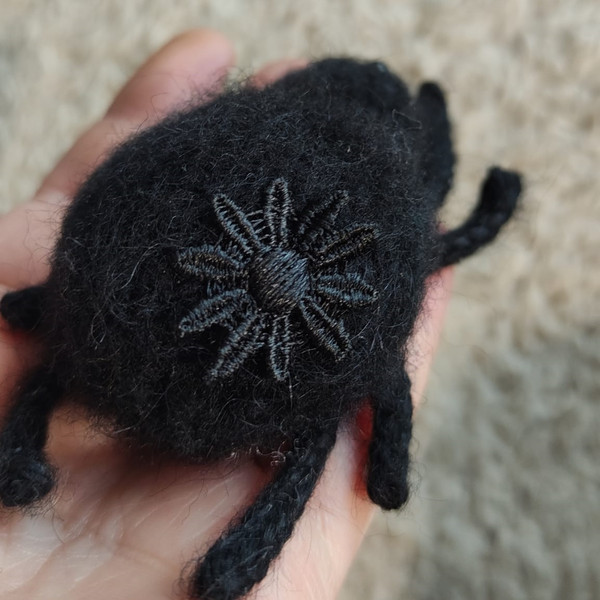 Spider knitting pattern, cute Halloween toy, holiday decor, spider brooch, kids pin, badge tutorial, amigurumi guide DIY 8.jpg