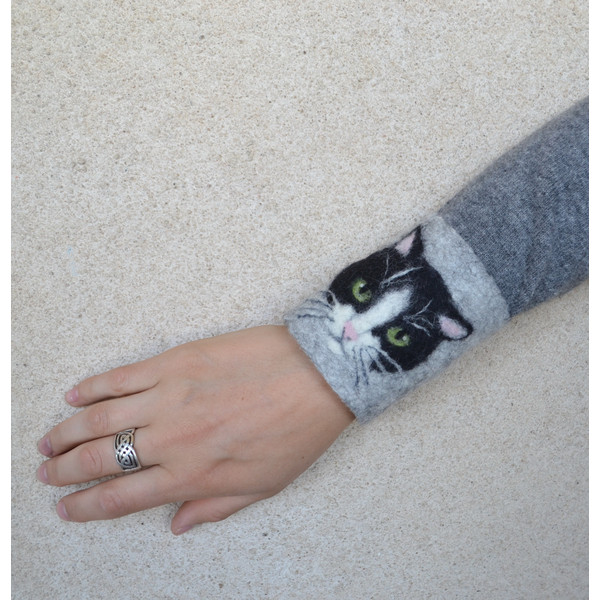 Personalized-cat-portrait-from-photo-Felted-wool-wrist-cuff