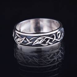 Ring with leaves
