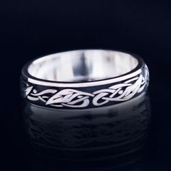 Silver celtic ring with leaves and rim