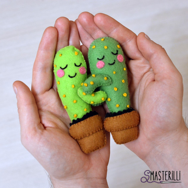 Felt cactus pattern & tutorial PDF for instant download. DIY felt cactus sewing pattern, easy stuffed felties for Valentine’s day gift. Two hugging cacti felt o