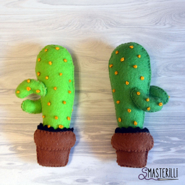 Felt cactus pattern & tutorial PDF for instant download. DIY felt cactus sewing pattern, easy stuffed felties for Valentine’s day gift. Two hugging cacti felt o